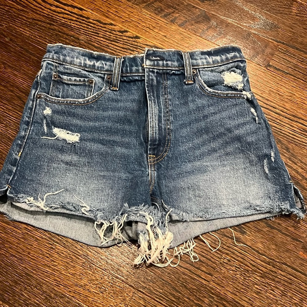 Abercrombie The 4” Mom Short High Rise